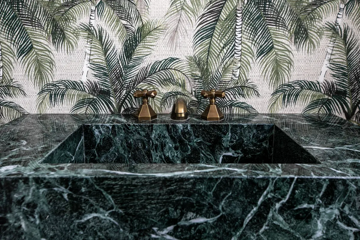 Banheiro com mármore verde e papel de parede tropical de palmeiras — projeto OBRA RECOLETA, por Estudio Xime Fontan Balestra, em Recoleta